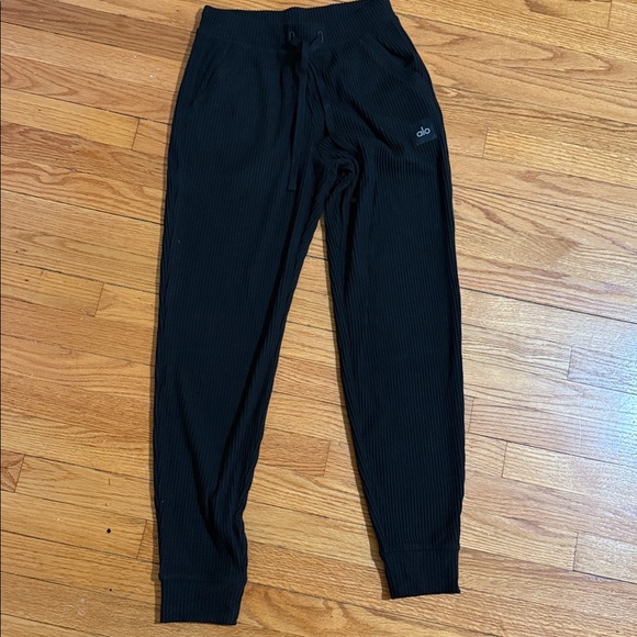 Alo Yoga Muse Sweatpants - Picture 4 of 4